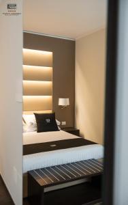Schlafzimmer mit einem Bett mit Kopfteil in der Unterkunft Porto Cesareo Exclusive Room in Porto Cesareo