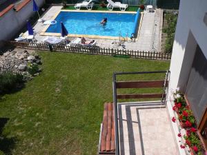- une vue sur la piscine pour 2 personnes dans l'établissement Guesthouse Argacho, à Stob