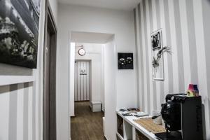 Televízia a/alebo spoločenská miestnosť v ubytovaní B&B Caracciolo 109