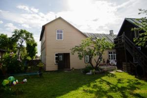 a house with a yard with a house at Posti 19 Apartment in Haapsalu