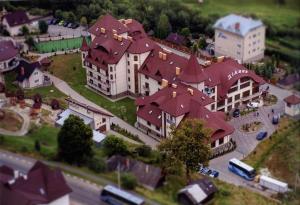 un modello di una grande casa con tetti marroni di DiAnna a Skhidnytsia