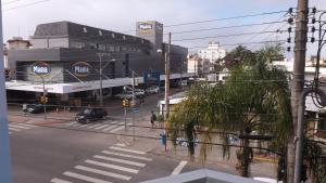 una vista aérea de una calle de la ciudad con una gasolinera en Residencial Camila Av das Nações, en Florianópolis