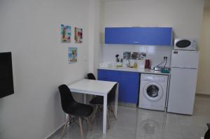 uma cozinha com uma mesa e uma máquina de lavar roupa em Short Term Apartment Tel Aviv Bat Yam 411 em Bat Yam