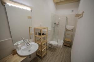 Koupelna v ubytování Apartments Pikon + 29 fotografií