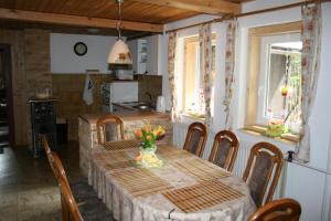 eine Küche mit einem Tisch und einer Blumenvase darauf in der Unterkunft Chata Rusalka in Nemecká
