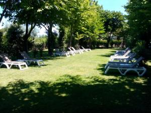 una fila de tumbonas en un parque en Lido Villaggio il Ragno, en Minturno