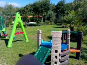 un grupo de equipos de juegos en un parque en Lido Villaggio il Ragno, en Minturno