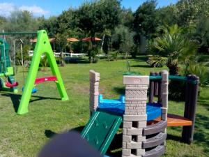 ミントゥルノにあるLido Villaggio il Ragnoの公園内遊具群