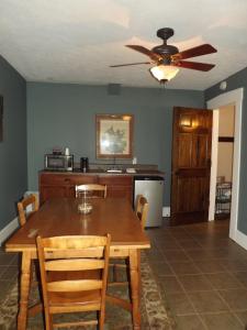 A kitchen or kitchenette at William Watson Hotel