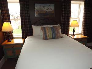 William Watson Hotel tesisinde bir odada yatak veya yataklar