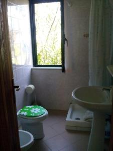 ミントゥルノにあるLido Villaggio il Ragnoのバスルーム(トイレ、洗面台付)、窓が備わります。