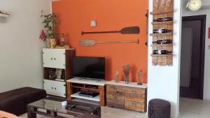 ein Wohnzimmer mit einem Flachbild-TV an der Wand in der Unterkunft Apartman Rustico in Gradac