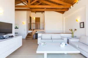 TV a/nebo společenská místnost v ubytování Leste Luxury Homes