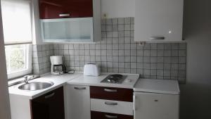 Kuchyň nebo kuchyňský kout v ubytování Apartments Ana