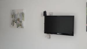 a flat screen tv hanging on a wall at Albion Apartment in Bradford