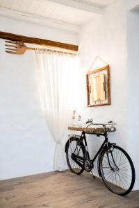 una bicicleta estacionada en una habitación con espejo en Axiotheaton Villas, en Pefki