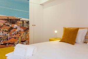 リスボンにあるALTIDO Sao Bento Delightのベッドルーム1室(景色を望む白いベッド1台付)