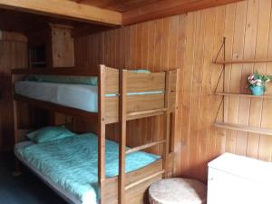 Łóżko lub łóżka piętrowe w pokoju w obiekcie Hôtel du Chamois