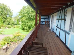 eine Veranda eines Hauses mit Treppen und Stühlen in der Unterkunft Gîte Découverte Alsace in Kuhlendorf