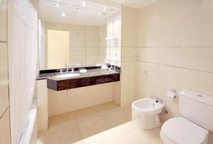 Koupelna v ubytování Orion Apartamentos + 11 fotografií