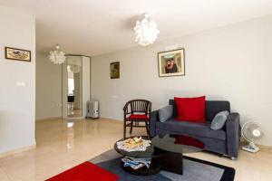 Predel za sedenje v nastanitvi Magnificent studio in Zichron yaakov sea view and garden