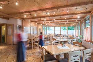 A restaurant or other place to eat at Pension Bäuerle