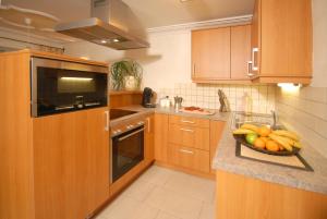 Een keuken of kitchenette bij Triglerschlössl Appartements