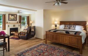 Vida的住宿－Eagle Rock Lodge，一间卧室配有一张床、一把椅子和一个壁炉
