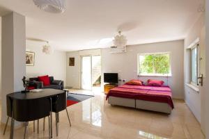 Posezení v ubytování Magnificent studio in Zichron yaakov sea view and garden