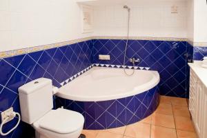 A bathroom at Beachfront apartment in paradise Még 37 kép