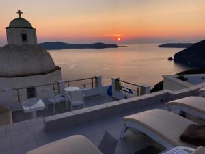 フィラにあるソフィ ルームスの教会と海の夕日