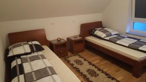 Apartments zum Bayrisch Pub tesisinde bir odada yatak veya yataklar