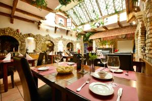 a dining room with a table with wine glasses at Hotel zur Post Kleve in Kleve