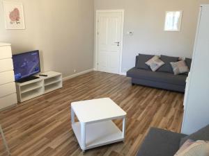 Televízia a/alebo spoločenská miestnosť v ubytovaní Apartament Warszawska