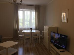 Televízia a/alebo spoločenská miestnosť v ubytovaní Apartament Warszawska