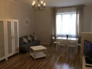 Televízia a/alebo spoločenská miestnosť v ubytovaní Apartament Warszawska