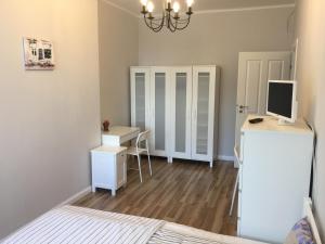 Televízia a/alebo spoločenská miestnosť v ubytovaní Apartament Warszawska