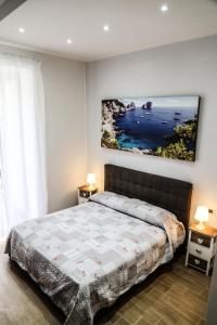 ナポリにあるB&B Caracciolo 109のベッドルーム1室(壁に絵画が描かれたベッド1台付)