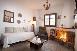 ein Schlafzimmer mit einem Bett, einem Tisch und einem Stuhl in der Unterkunft Tampakeika in Mouresi