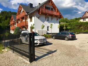 シュツァブニツァにあるApartamenty Homole - Cichy B1 Szczawnicaの家の前の駐車場に二台駐車