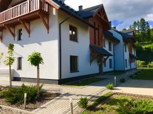 シュツァブニツァにあるApartamenty Homole - Cichy B1 Szczawnicaの白壁と木のアクセントを用いた家