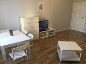 Televízia a/alebo spoločenská miestnosť v ubytovaní Apartament Warszawska