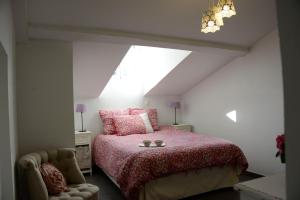 1 dormitorio con 1 cama con colcha rosa y silla en Cannes,croisette,palais des festivals,plages, en Cannes