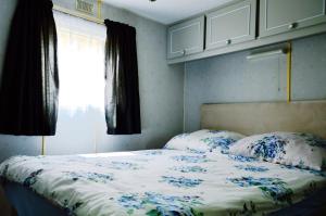 Tempat tidur dalam kamar di Juno Holiday