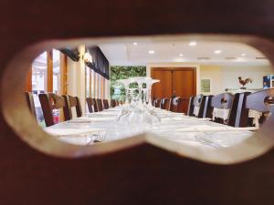 una lunga sala da pranzo con un lungo tavolo e sedie di Aparthotel Puerto Mar a Peñíscola Altre 107 foto