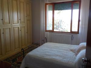 MartiにあるCasa da Orazioのベッドルーム1室(ベッド1台、大きな窓付)