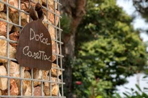 Ein Schild an der Seite eines Zauns, das Doogi gefangen liest. in der Unterkunft Dolce Casetta in Faenza