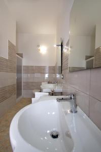 オロゼーイにあるResidenza Maria Antonia - Historical Suiteの白いバスルーム(洗面台3つ、鏡付) +53枚の写真