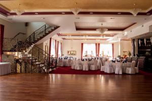 une salle de banquet avec des tables et des chaises dans une pièce dans l'établissement Penzión Hučava, à Vysoké Tatry