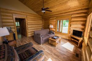 una vista aérea de una sala de estar en una cabaña de madera en Alpine Meadows Resort, en Clearwater